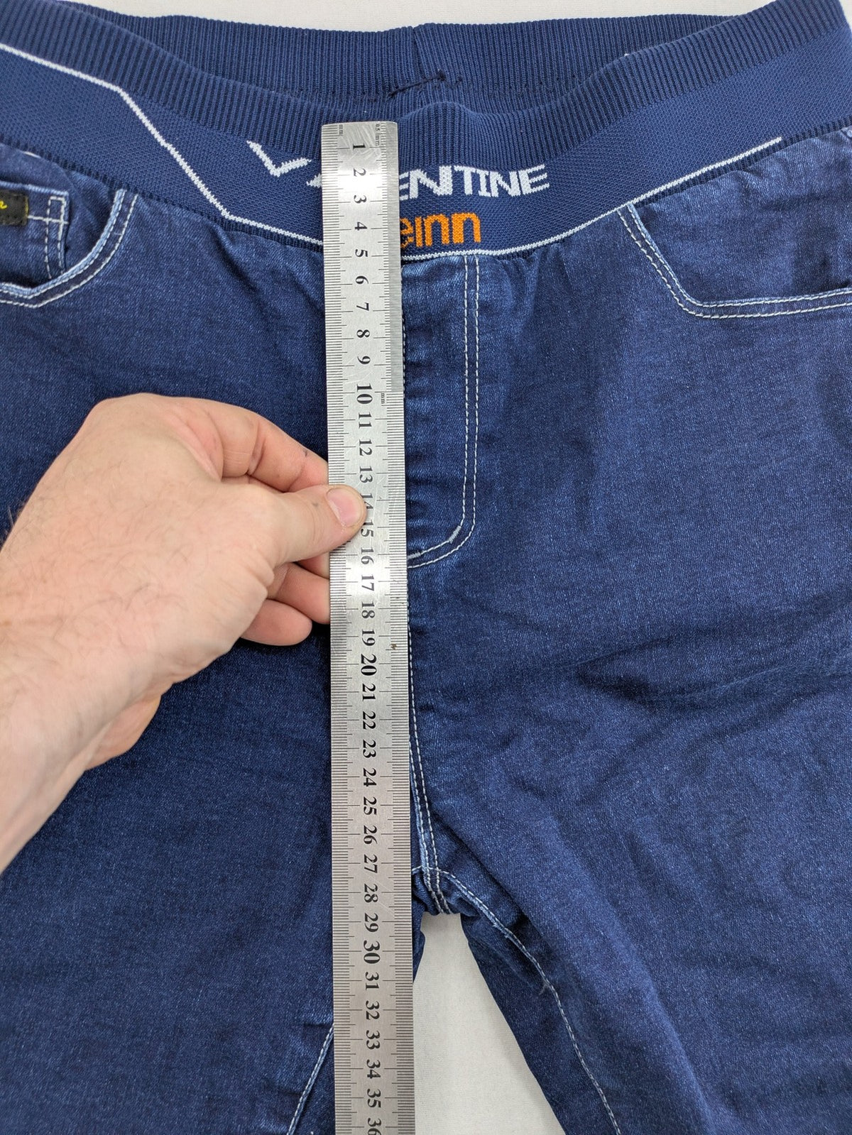 Valentine Meinn blue straight jeans with elastic waistband and soft lining, classic denim look.