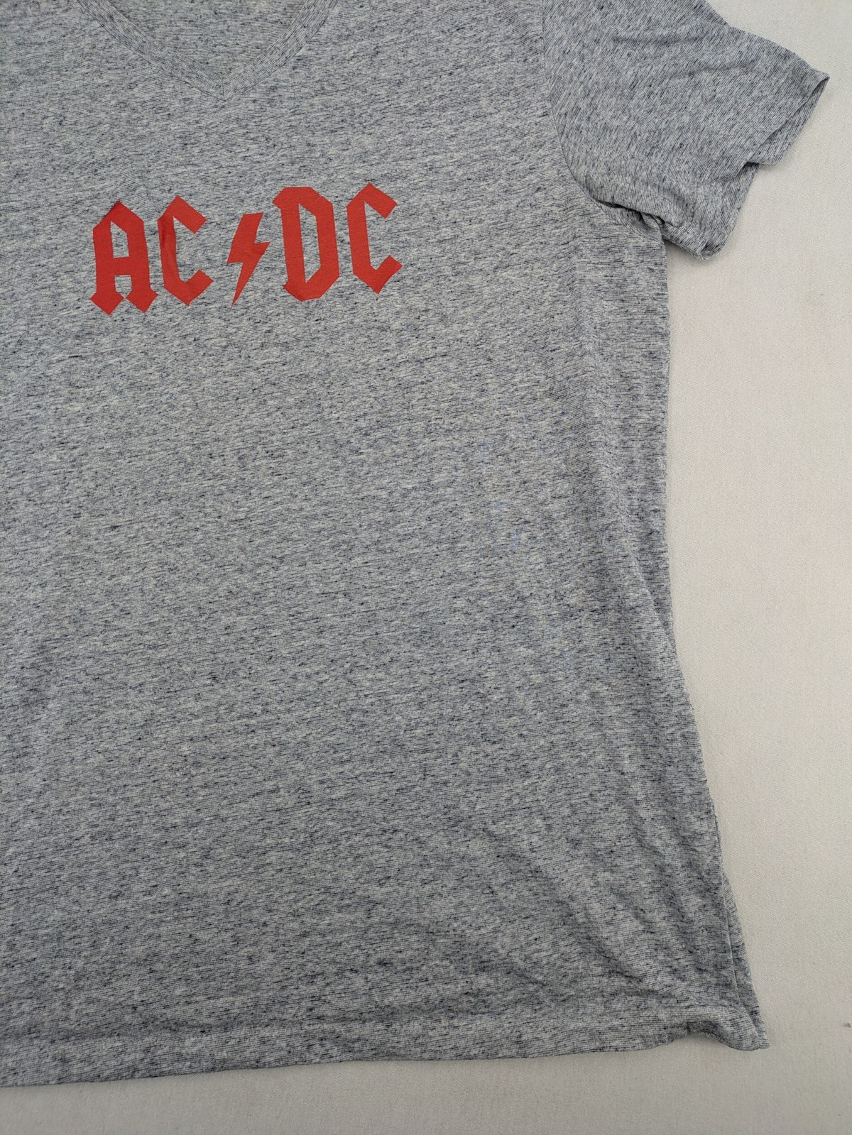 AC/DC grey band t-shirt with red logo, V-neck, regular fit.