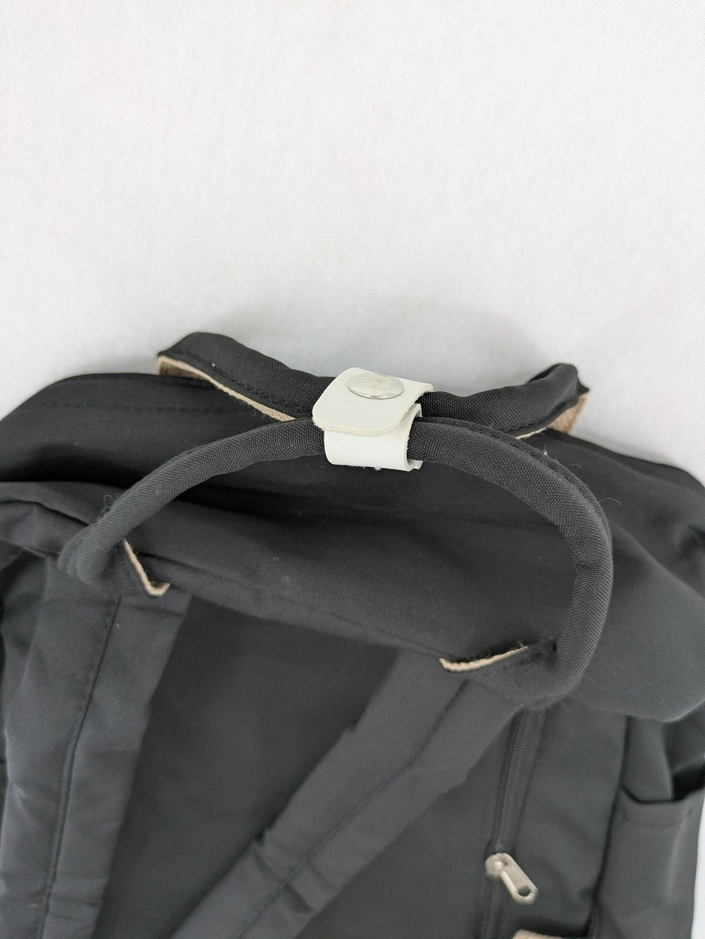 Yishuihan grey messenger bag with multiple pockets and contrast detailing.