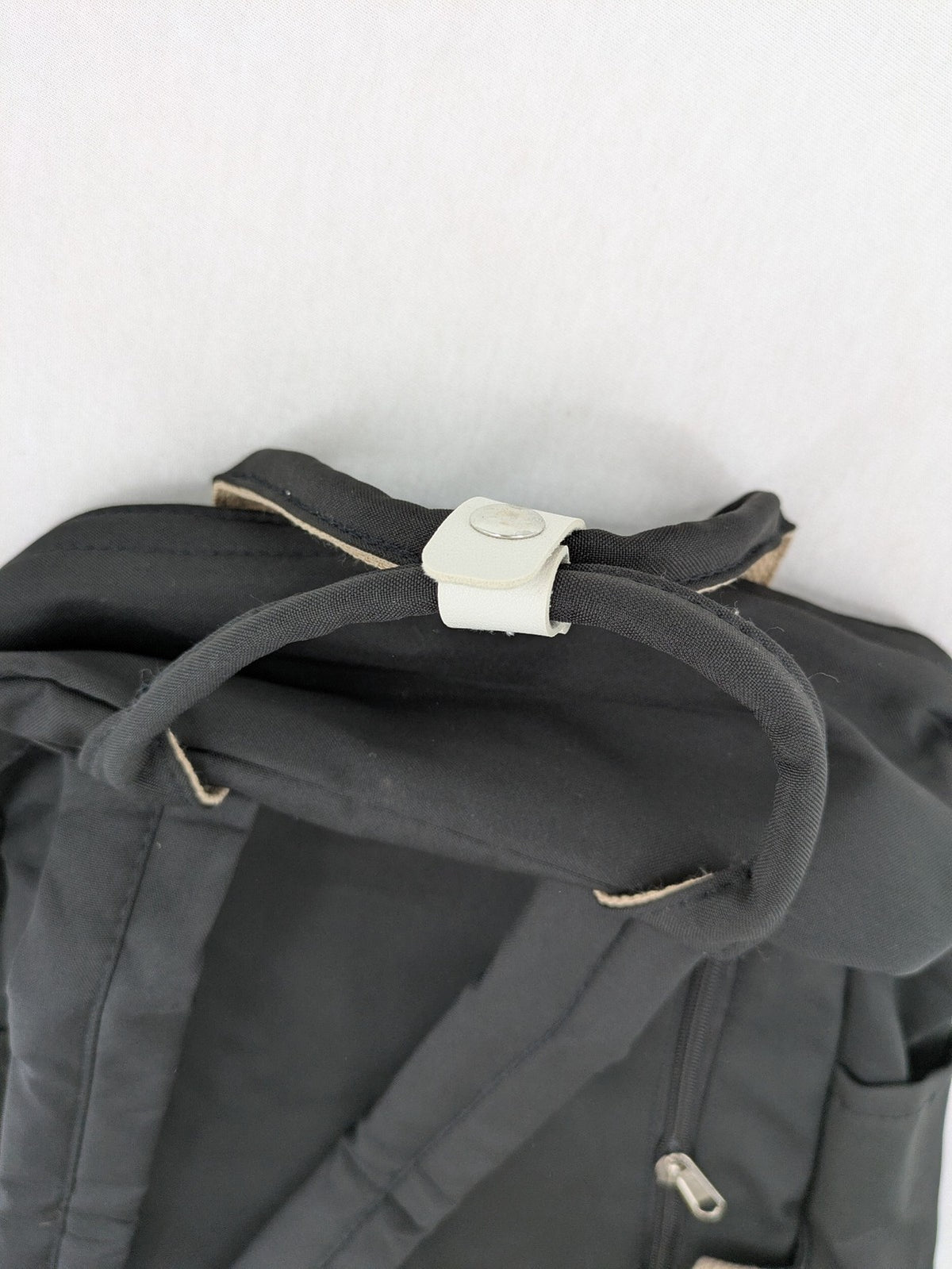 Yishuihan grey messenger bag with multiple pockets and contrast detailing.
