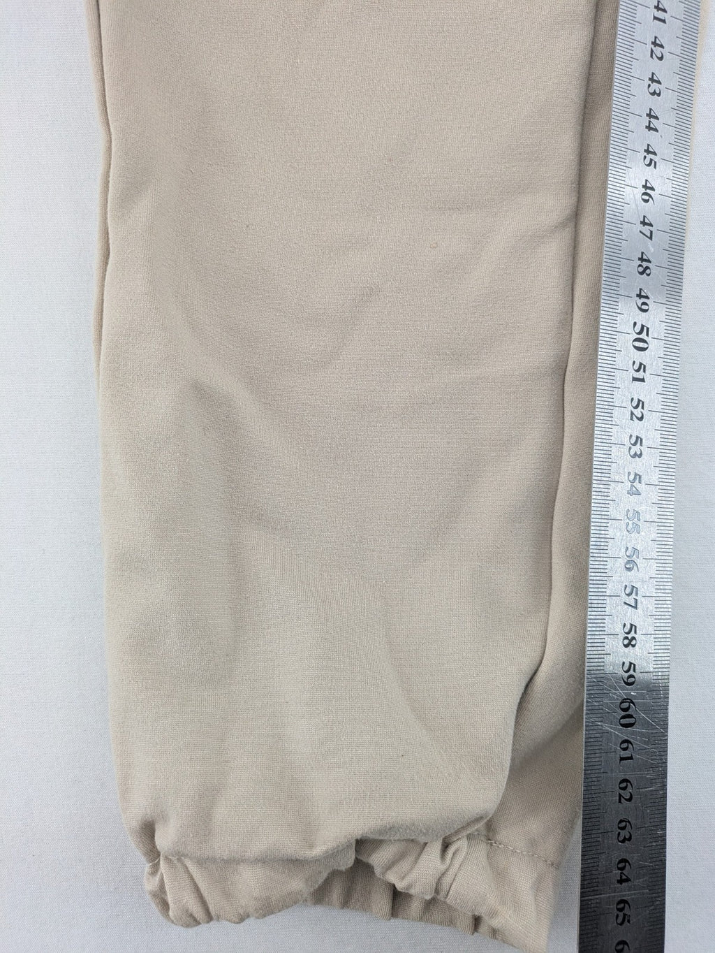 Señoritas Icon Deluxe beige jogger pants with elastic waistband and cargo pockets.