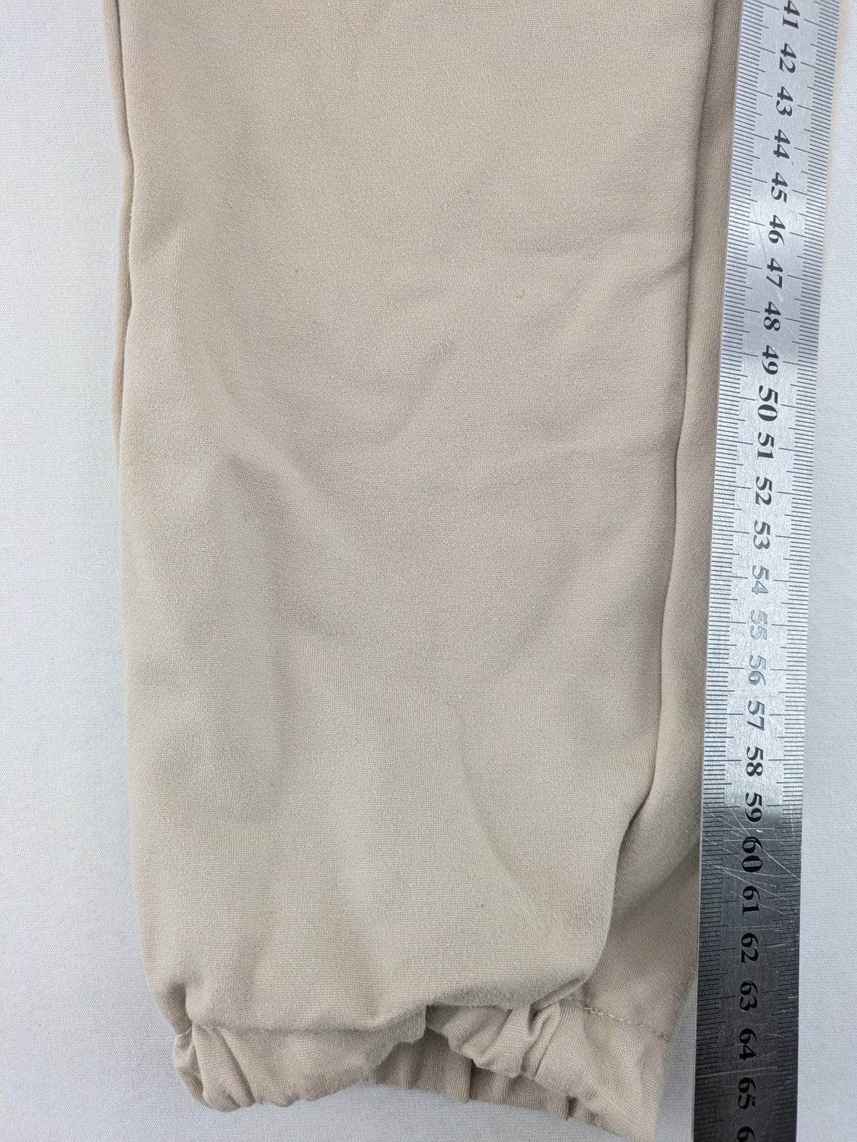 Señoritas Icon Deluxe beige jogger pants with elastic waistband and cargo pockets.