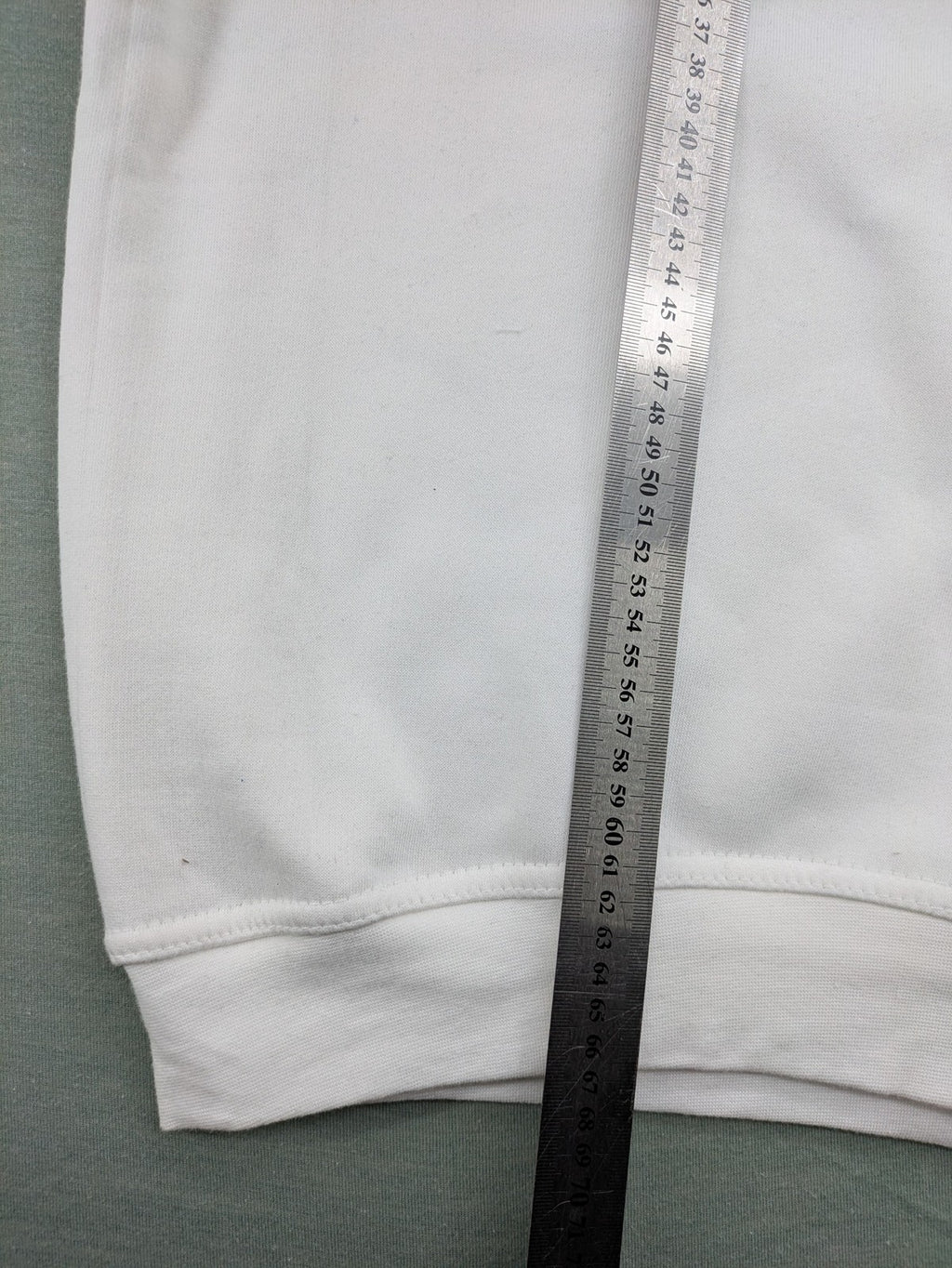 Skid Row white sweatshirt with red dripping logo, cotton-polyester blend, crewneck style.