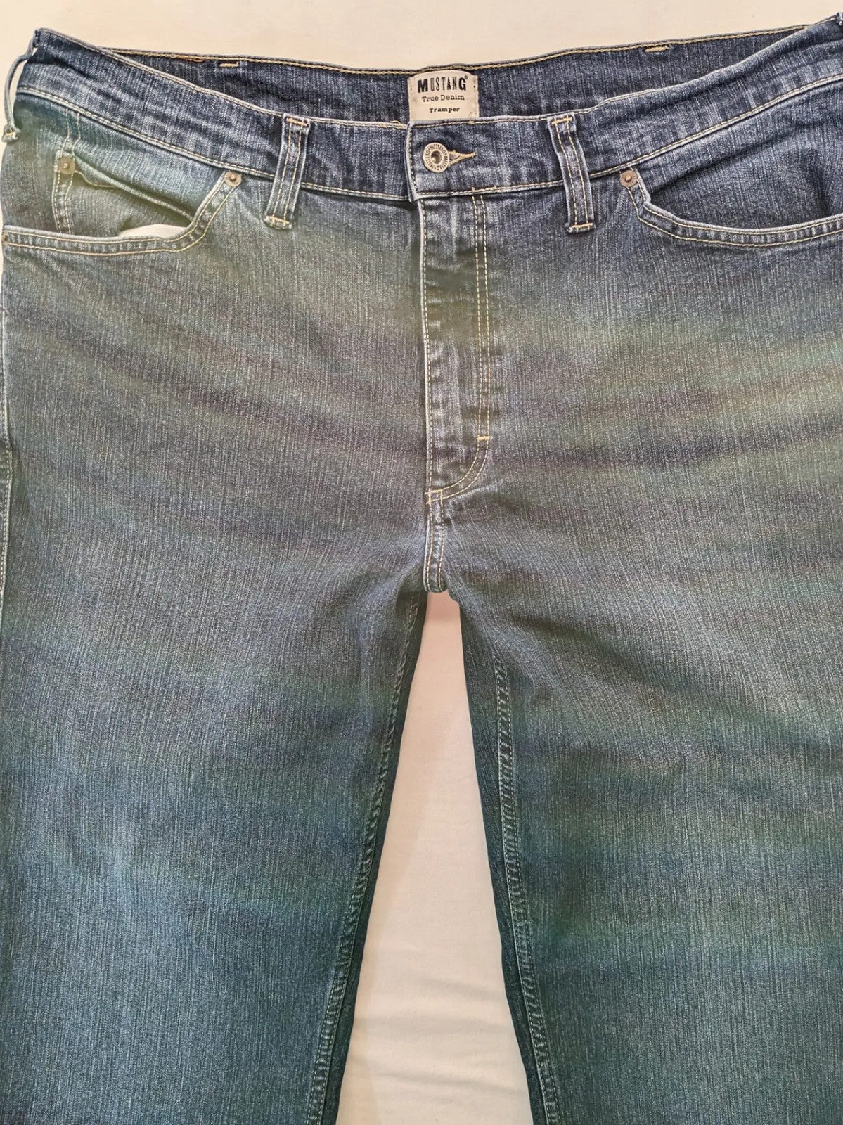 Mustang straight jeans blue dark wash, robust True Denim, classic fit, zipper closure.