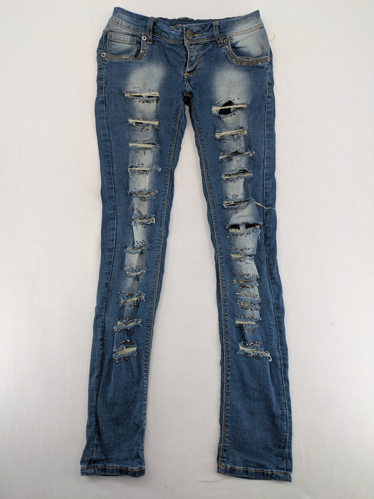 Damen blue straight jeans destroyed look with rhinestones and studs, low rise fit.