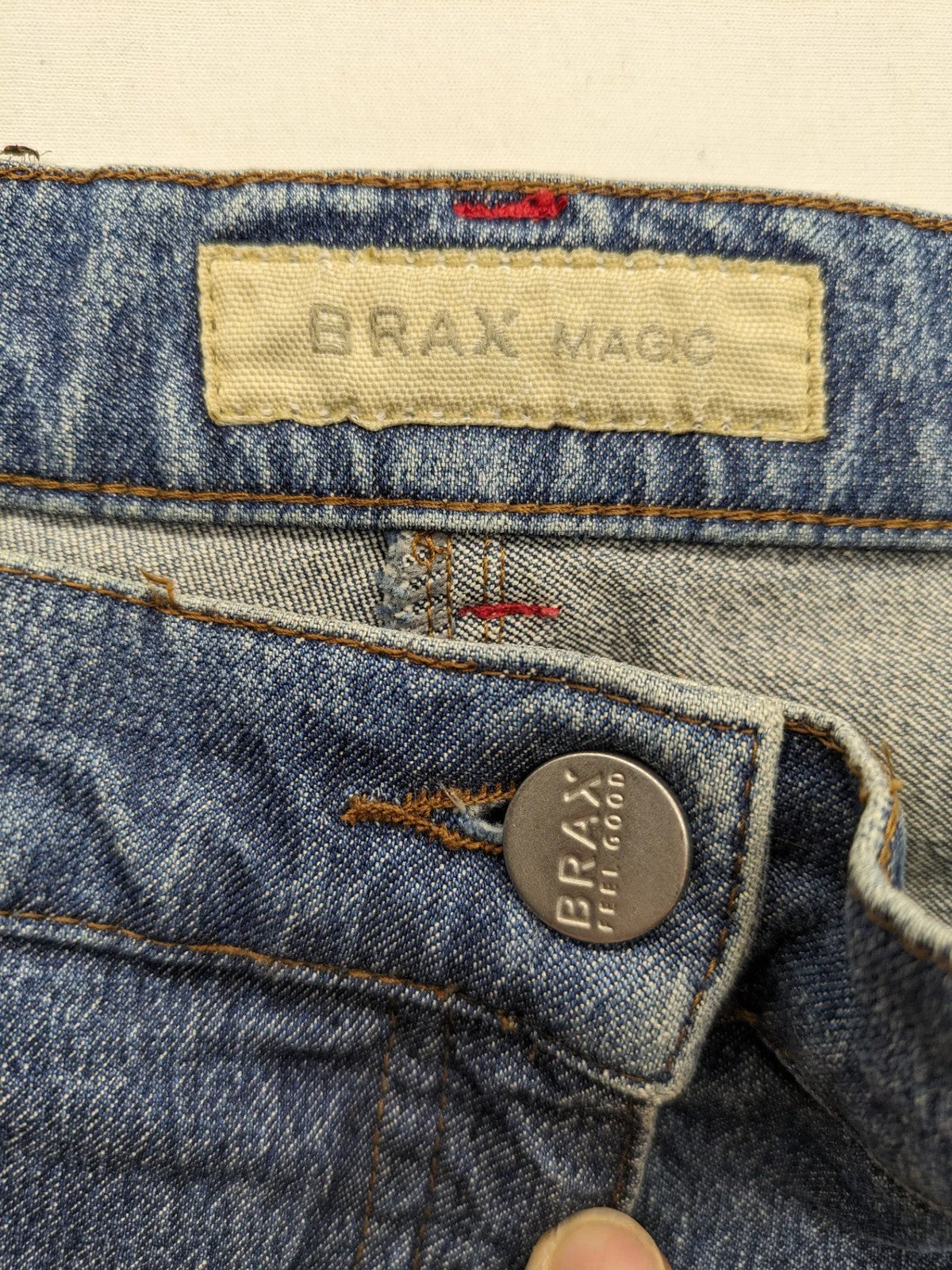 BRAX blue straight jeans with 5-pocket style and classic denim material.