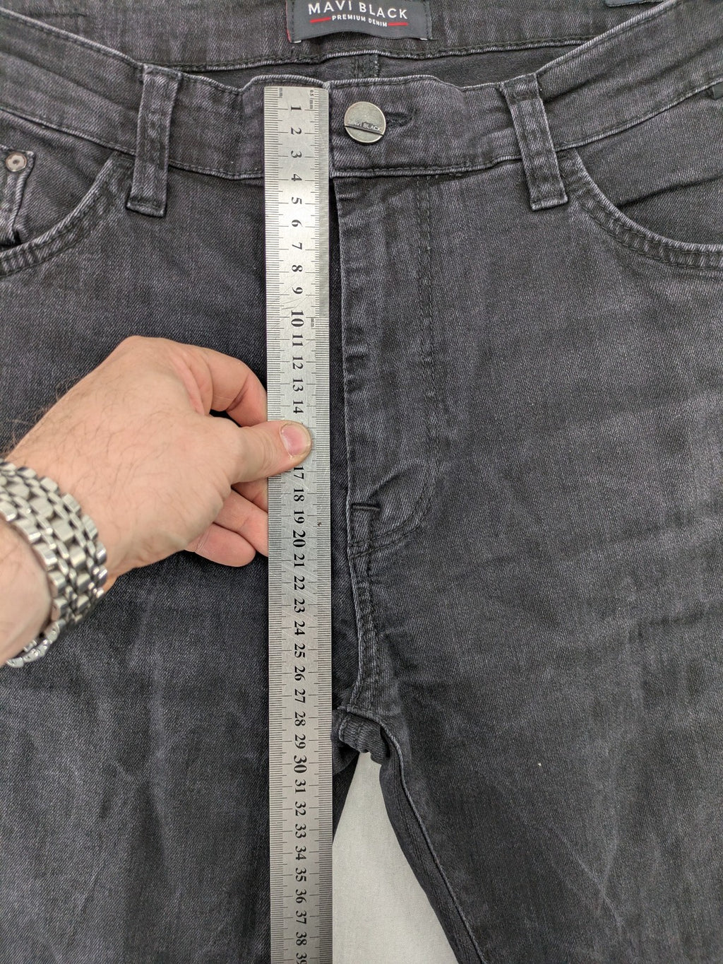 Mavi straight jeans black washed denim with subtle stretch and classic design.