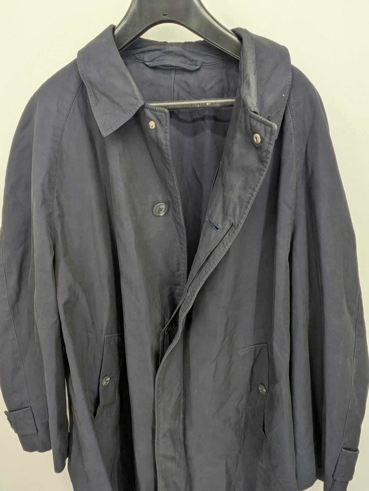 Freic navy trench coat single-breasted design with elegant collar and buttoned flap pockets.