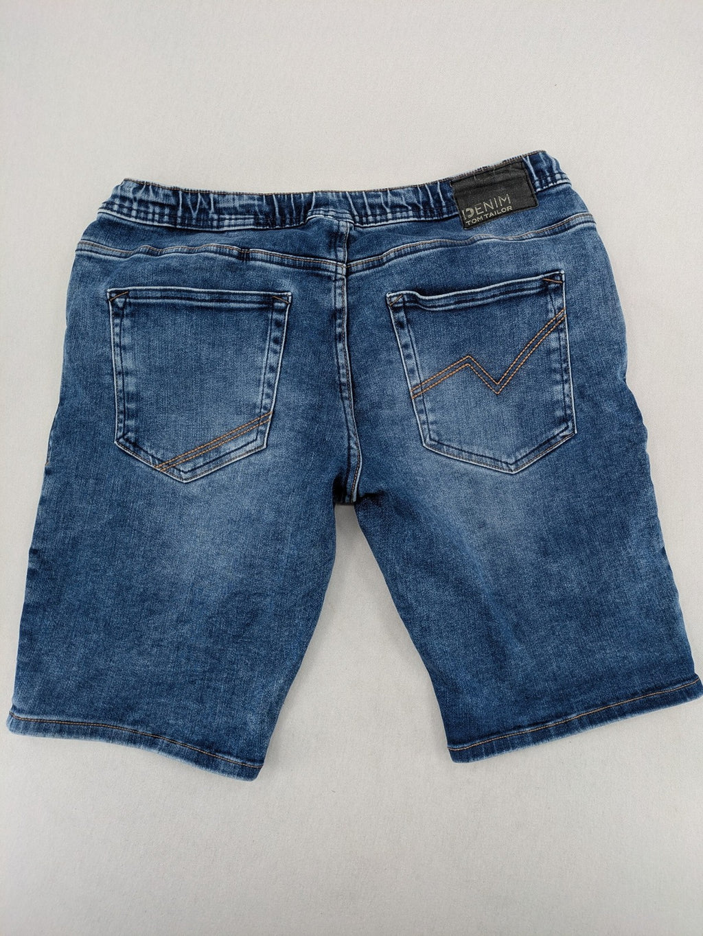 Tom Tailor Denim blue bicycle shorts with elastic waistband and functional drawstring, classic five-pocket style.