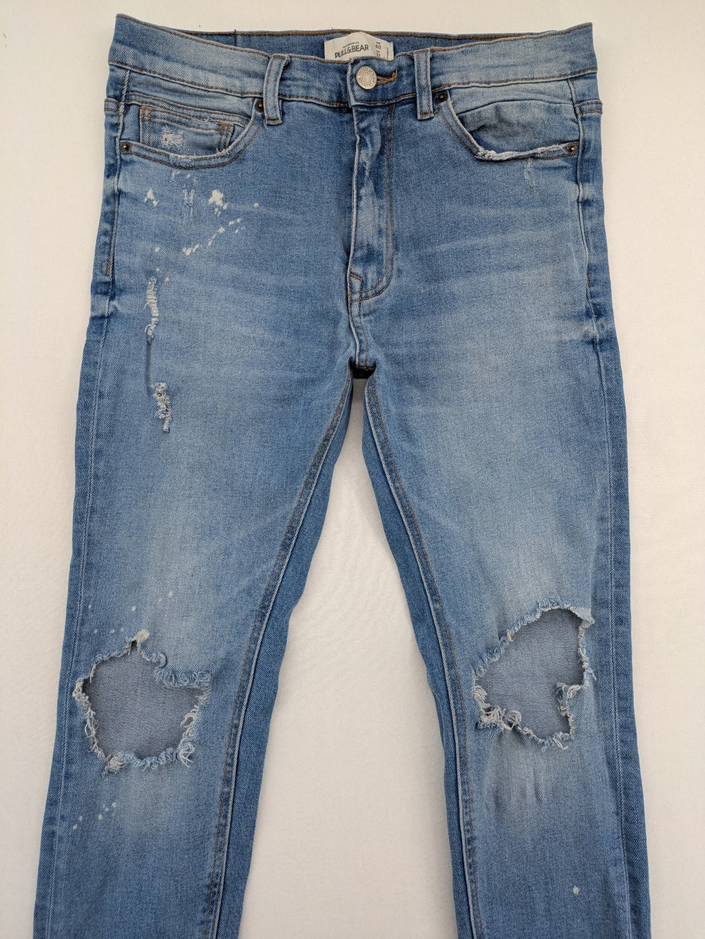Pull&Bear blue carrot fit jeans with distressed knees and frayed hems.