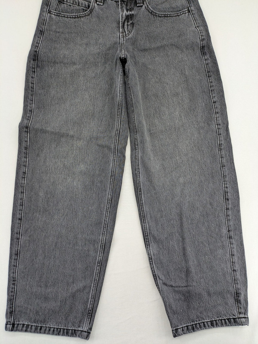 Hollister black tapered baggy jeans classic 5-pocket design with zipper and button closure.