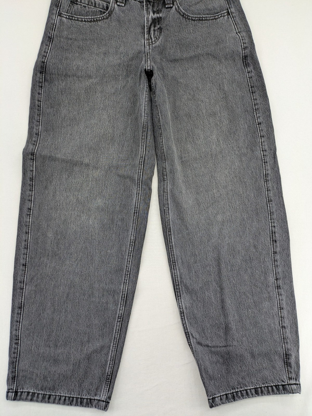 Hollister black tapered baggy jeans classic 5-pocket design with zipper and button closure.
