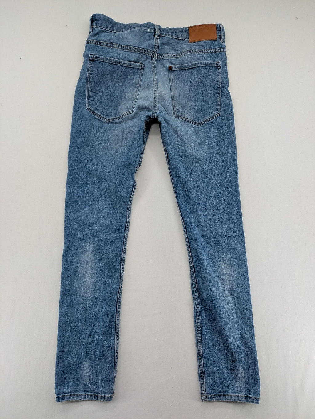 H&M blue skinny fit jeans with classic 5-pocket design and stretch cotton material.