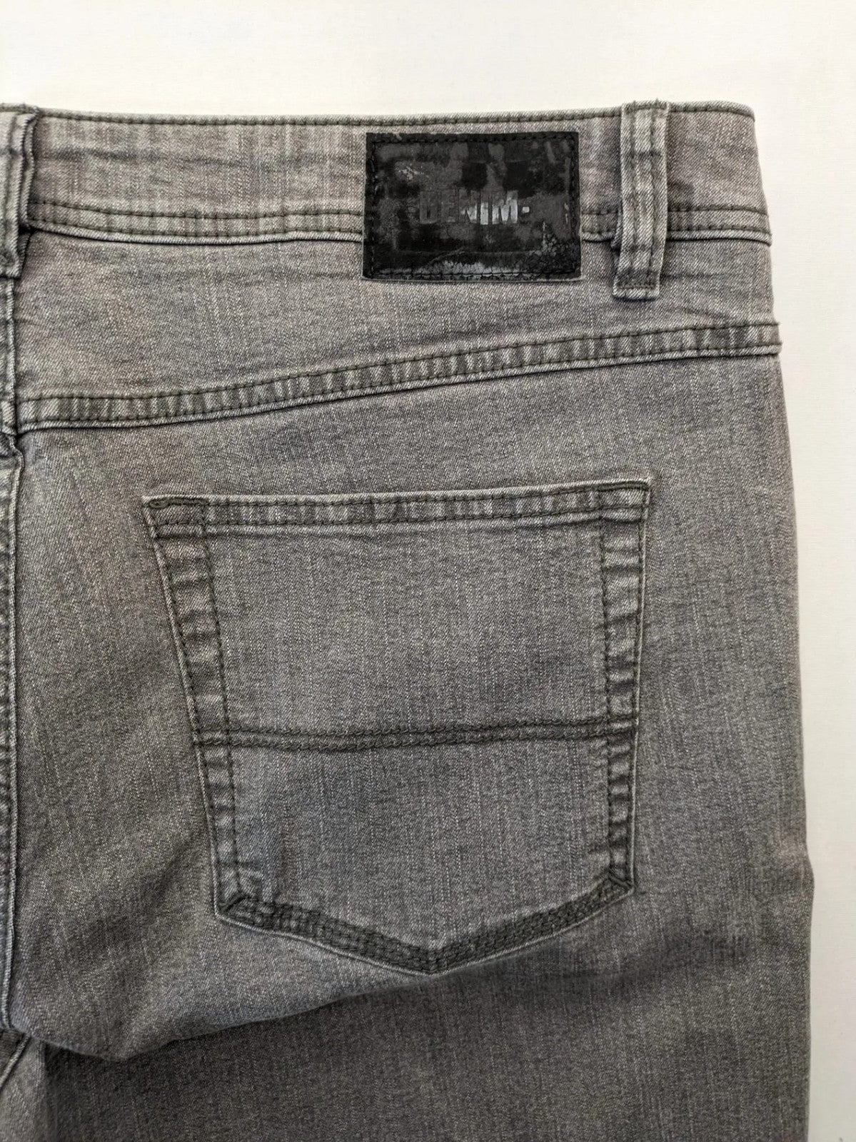 Charles Vögele grey straight leg jeans five-pocket design with zipper, stretch material.