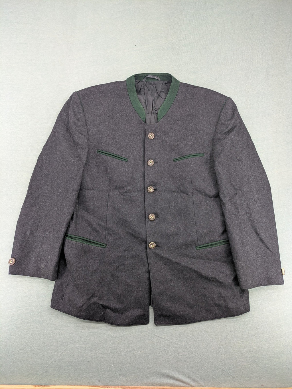 Rofan Tracht grey jacket with green stand-up collar and pockets, made from 100% wool.