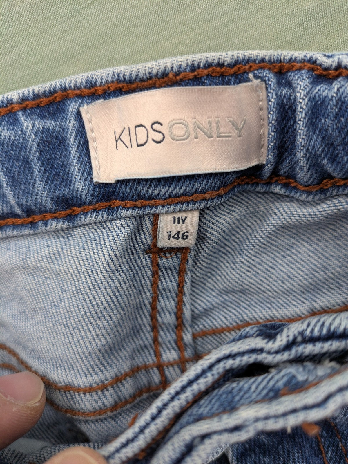 KIDS ONLY blue straight jeans with frayed hem and classic 5-pocket design.