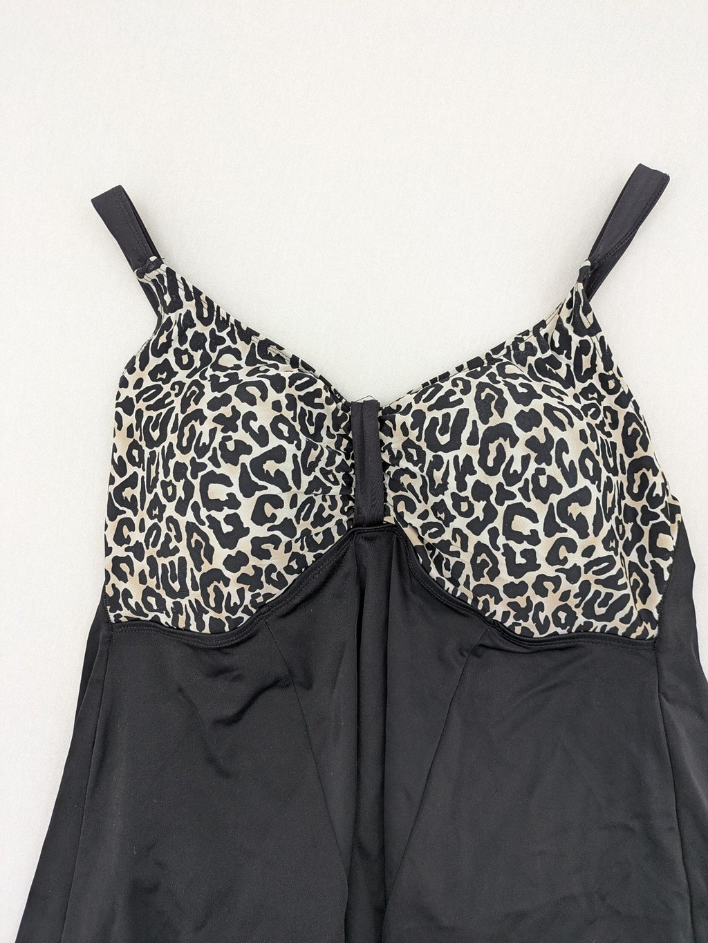 Damen Tankini beige leopard print top with black flared skirt and adjustable straps.