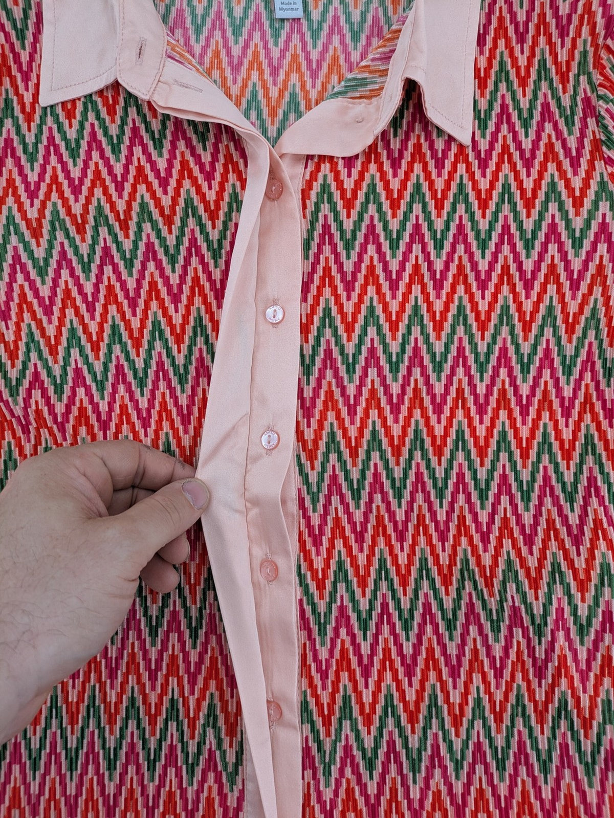 Amisu pink blouse with vibrant zigzag pattern and contrasting light pink collar and cuffs.