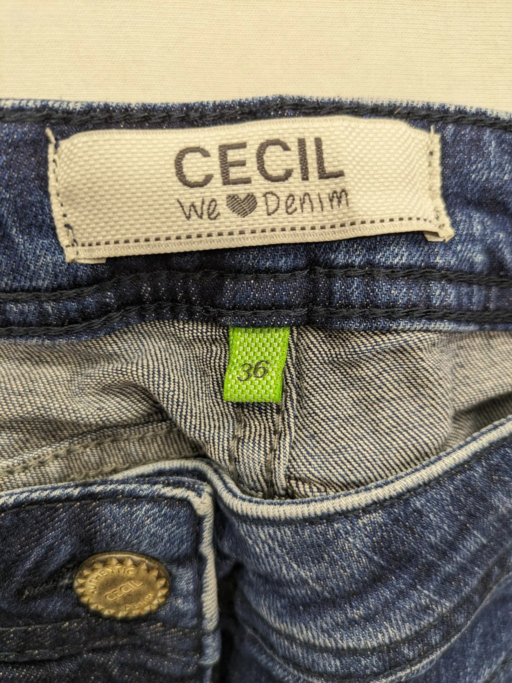 Cecil blue straight jeans with grey side stripe, five-pocket style, stretch denim.