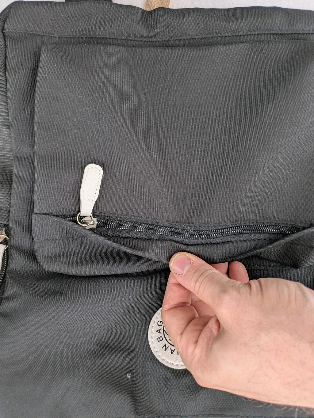 Yishuihan grey messenger bag with multiple pockets and contrast detailing.