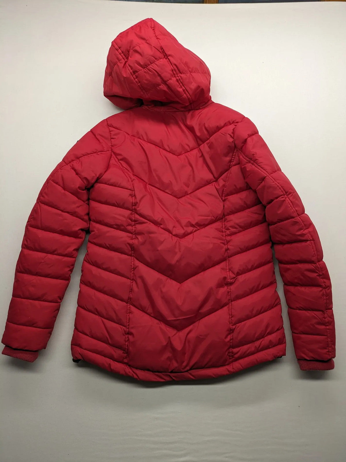 Sublevel red puffer jacket size S, chevron quilted pattern, adjustable hood, recycled polyester lining.