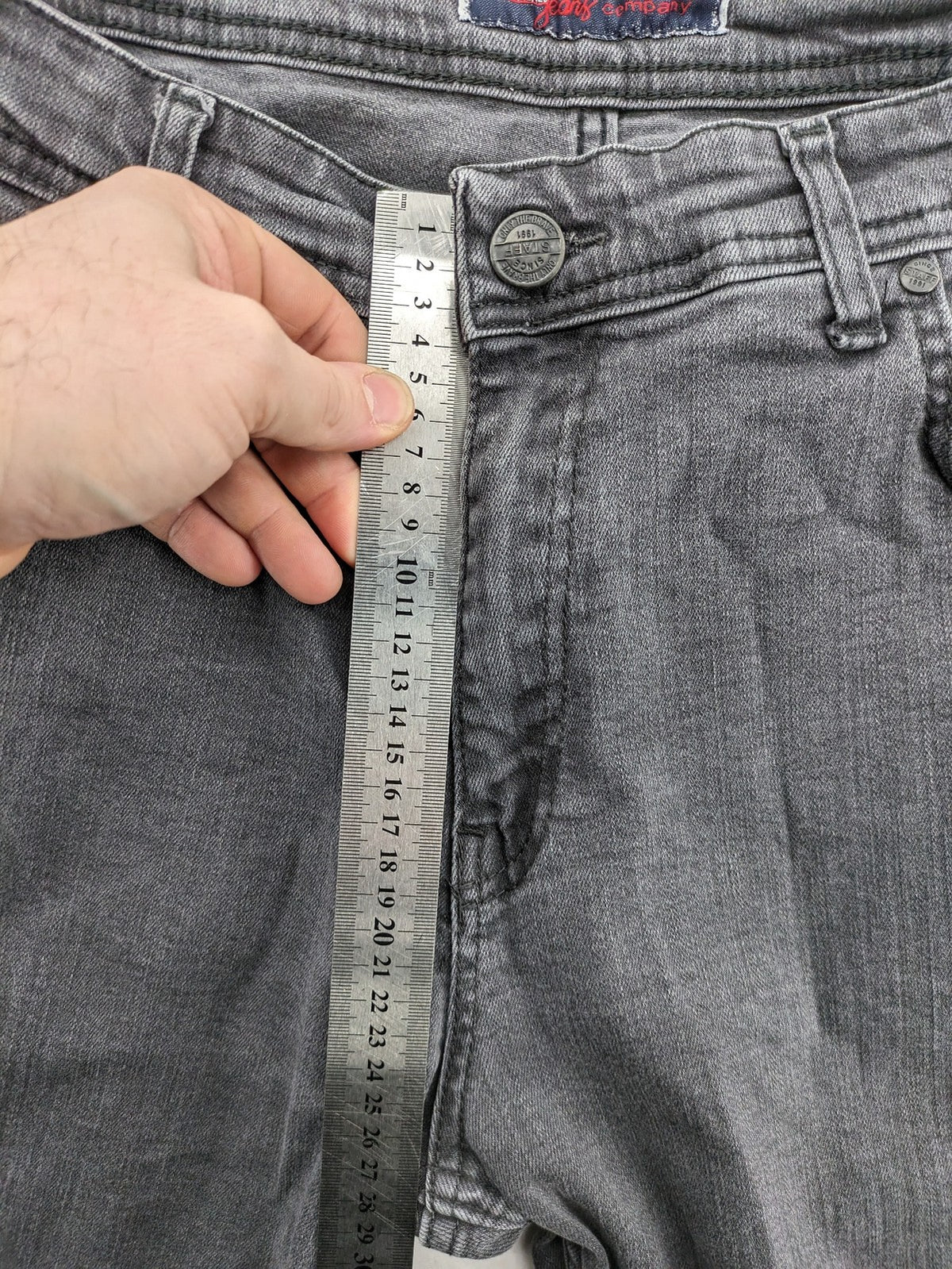 Herren black straight jeans 5-pocket style with zipper and button closure, cotton blend.