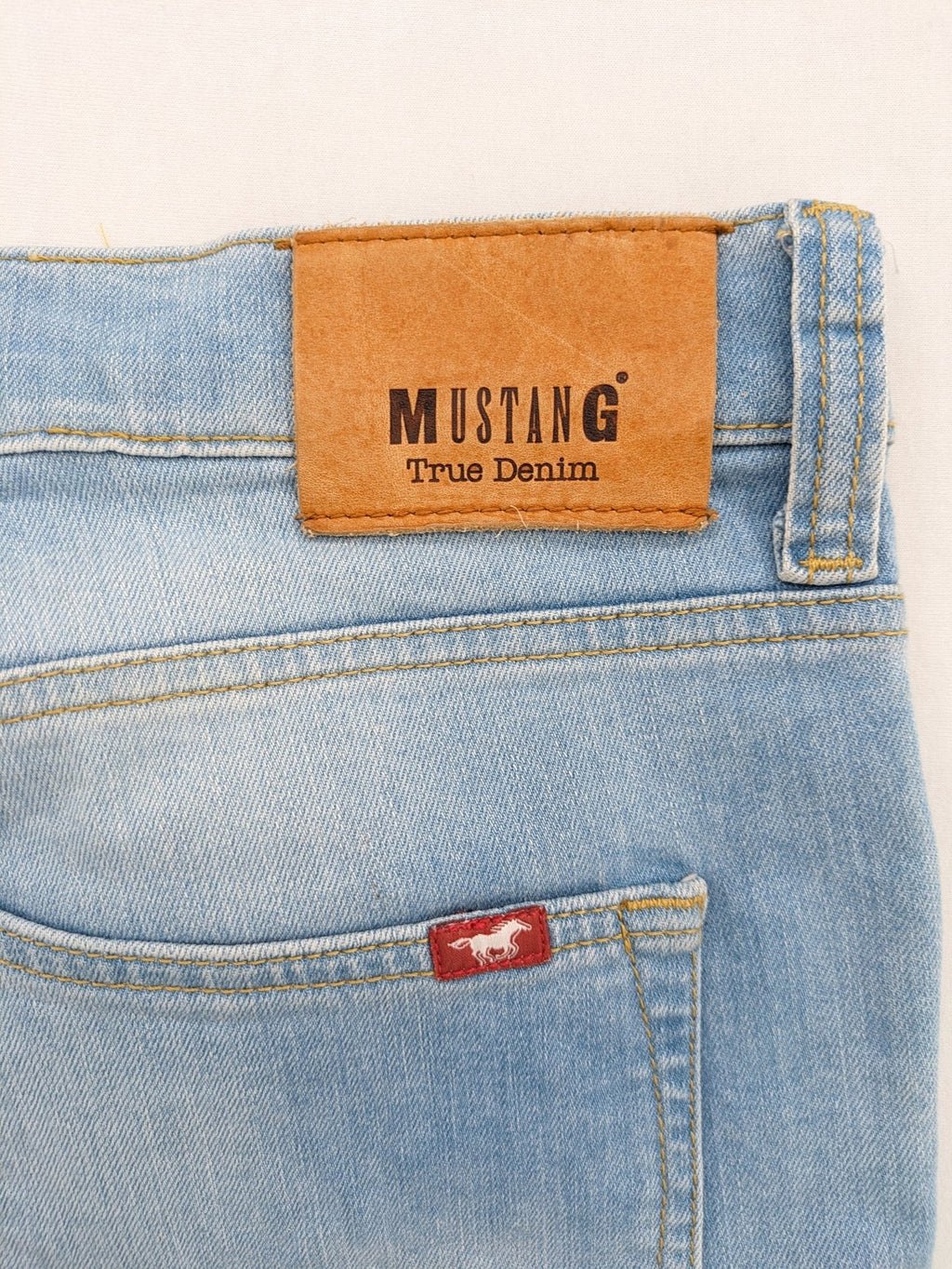 Mustang straight jeans light blue wash classic five-pocket design durable material