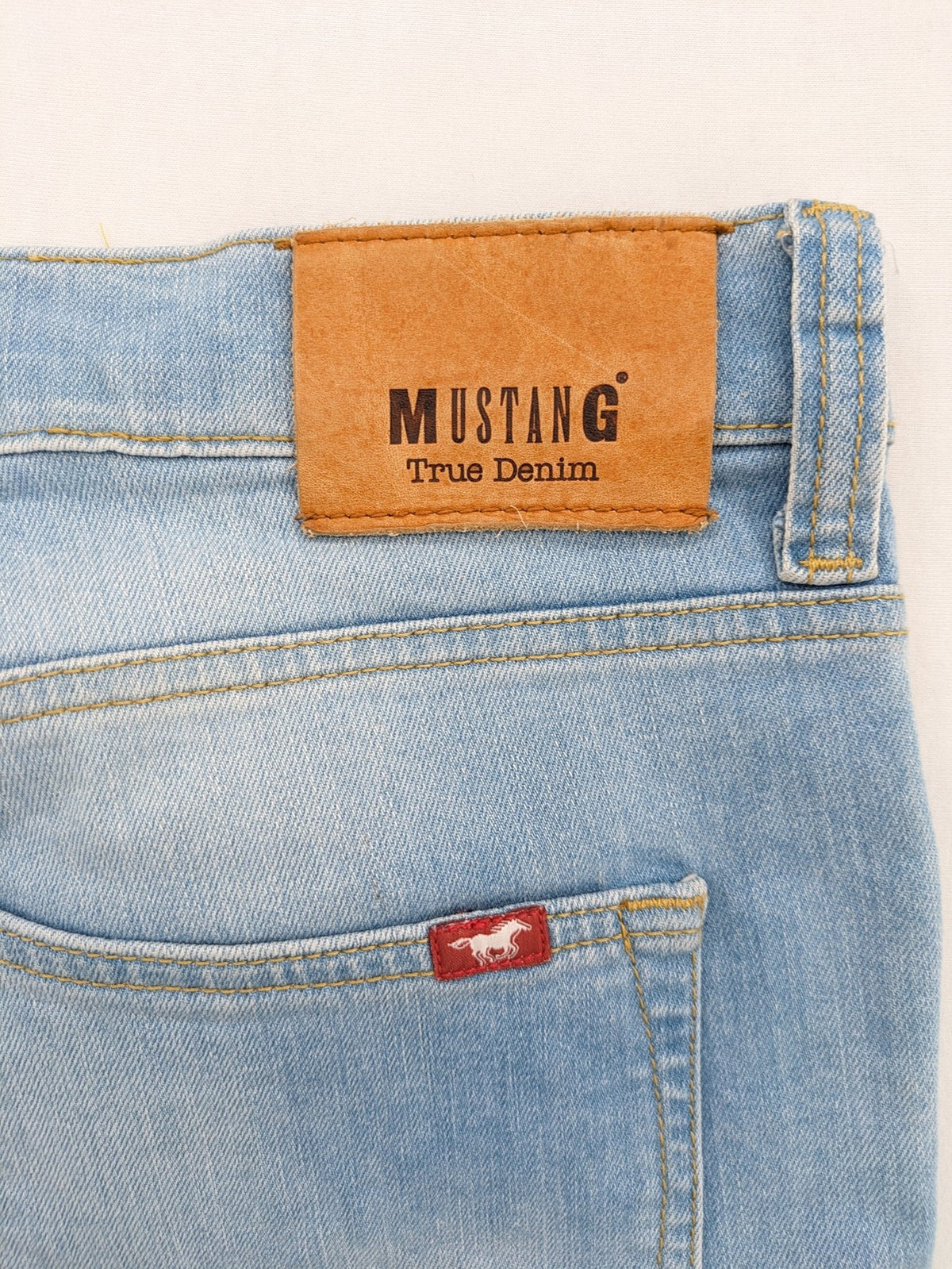 Mustang straight jeans light blue wash classic five-pocket design durable material