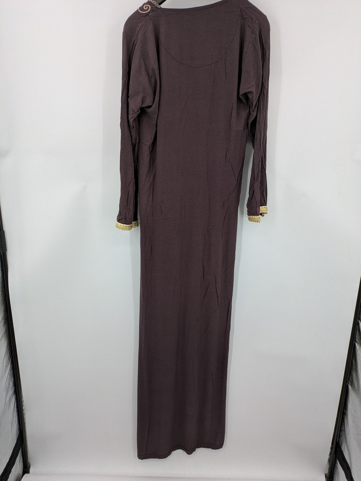 RAWAA gold maxikleid kaftan mit floraler Stickerei und glitzerndem Material, lange Ärmel.