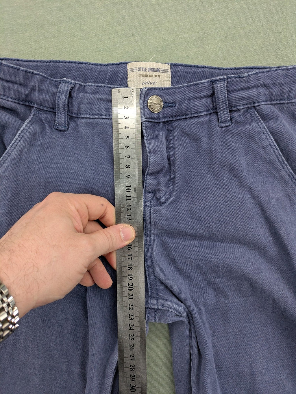 Baumwolle blue pants with adjustable waistband, classic zip fly, and front pockets.