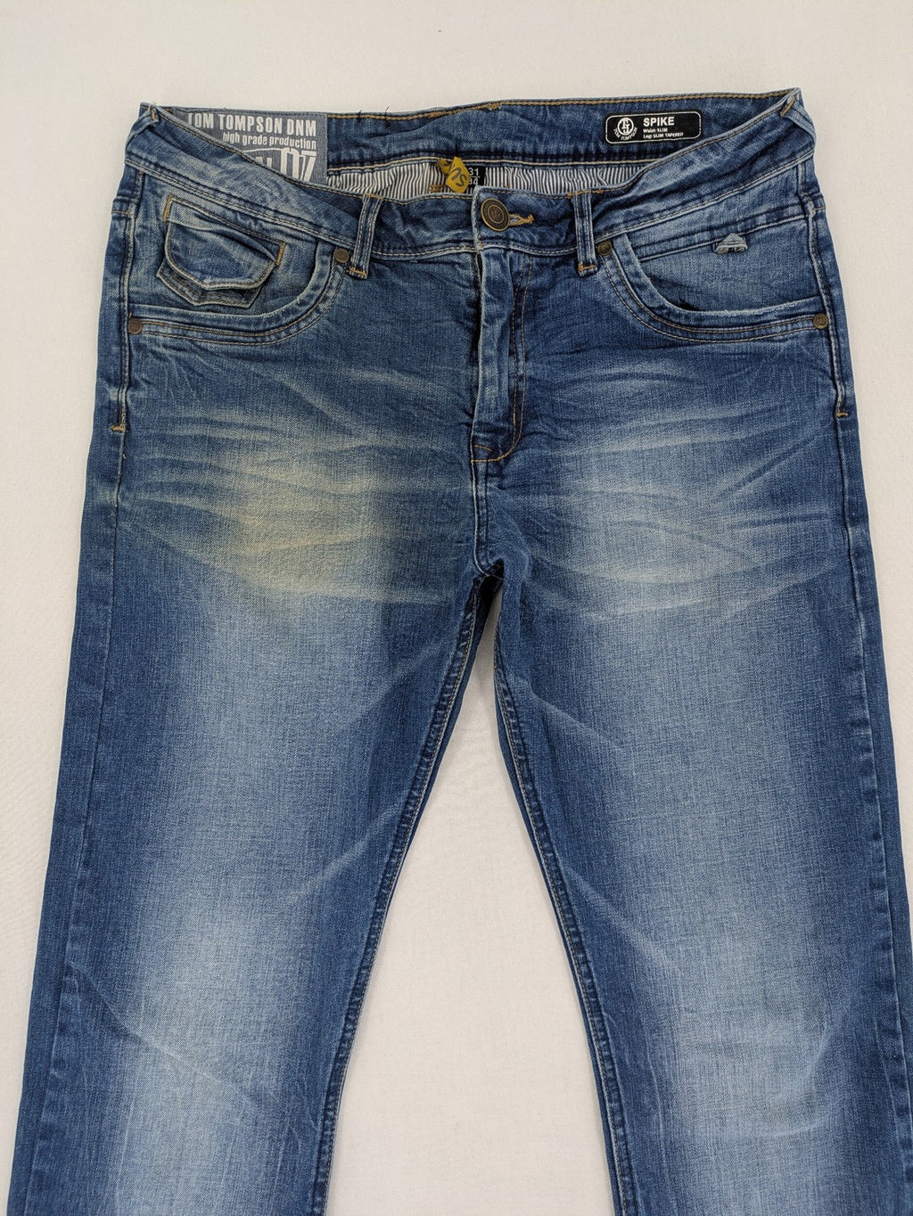 Tom Tompson blue straight jeans with classic 5-pocket style and subtle used effects.