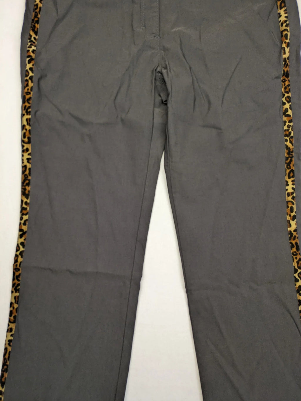 Elegante multi pants grey leopard print side stripes, stretchy material with pockets.