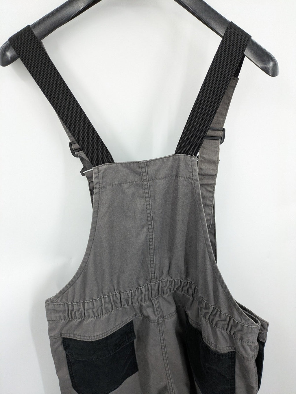 Herren Latzhose grey with black accents, multiple cargo pockets, durable polyester-cotton blend.