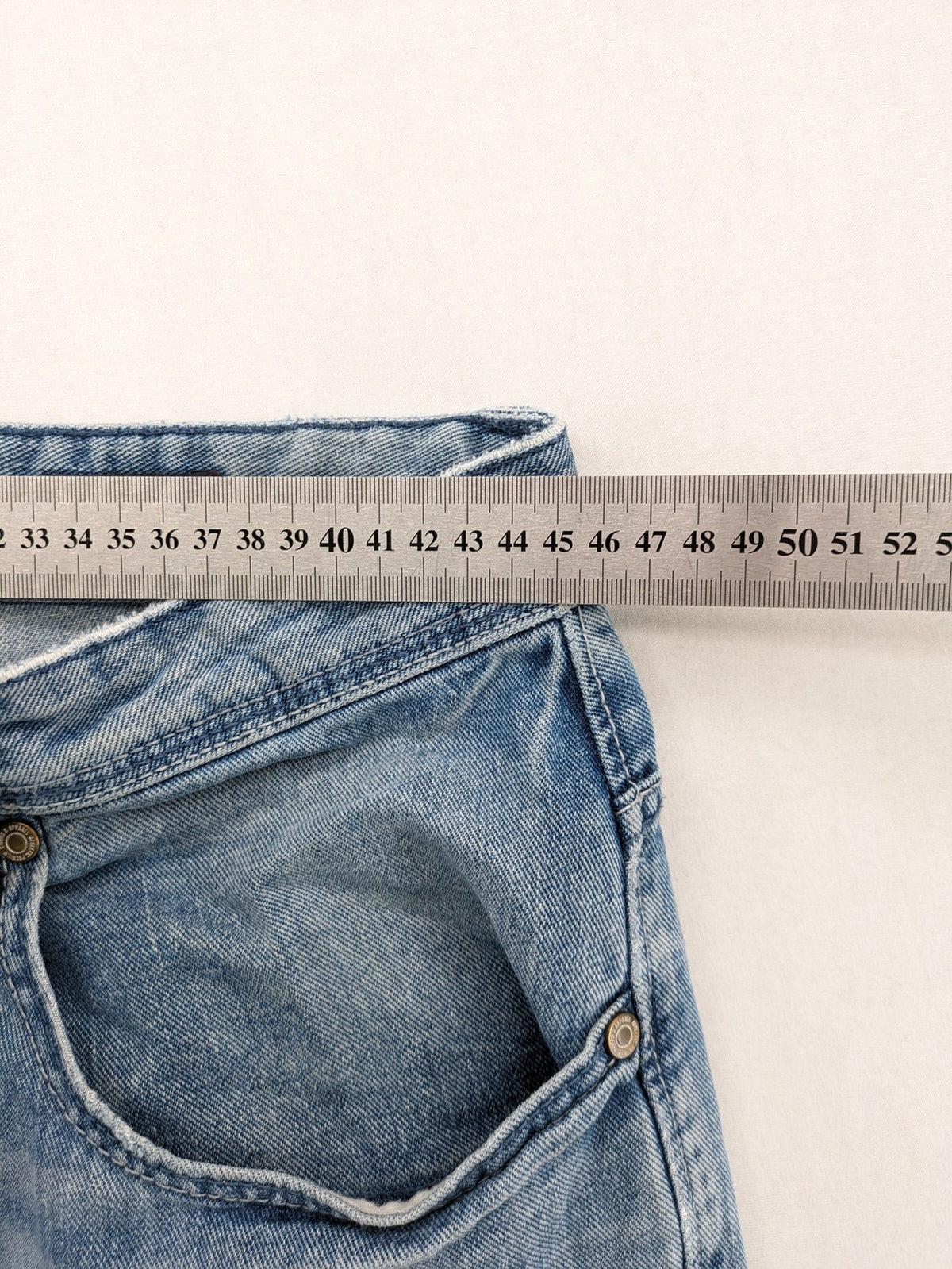 Angelo Litrico blue straight jeans with classic 5-pocket design and button closure.