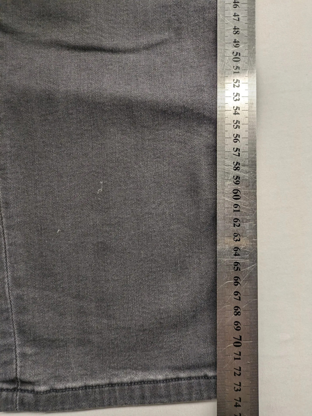 Mustang straight jeans grey washed look with classic 5-pocket design and zipper.