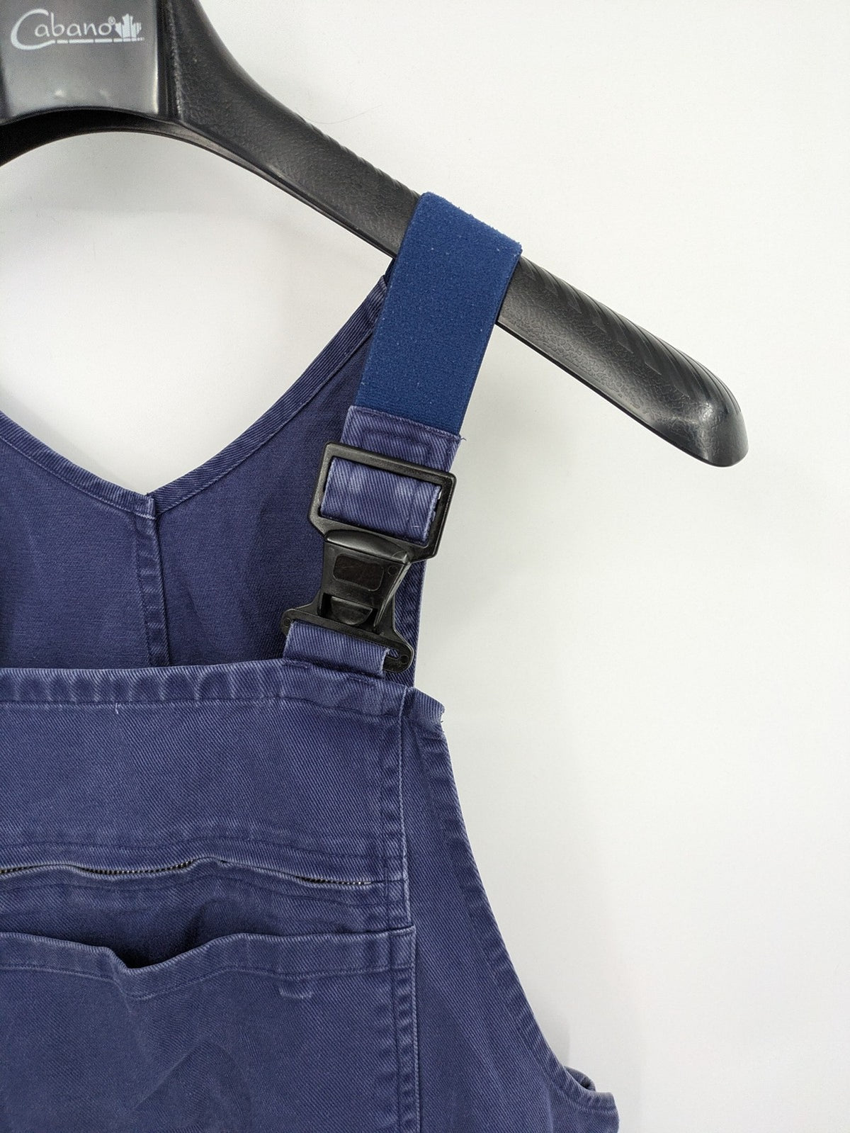 Baumwolle navy pants adjustable straps, zipper chest pocket, durable cotton material.