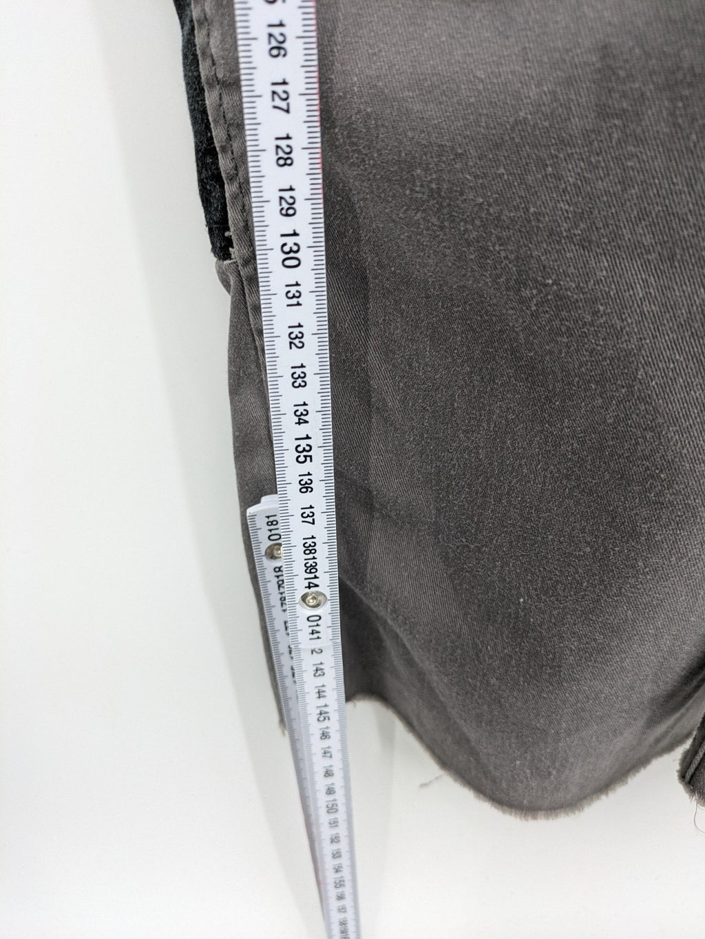 Herren Latzhose grey with black accents, multiple cargo pockets, durable polyester-cotton blend.