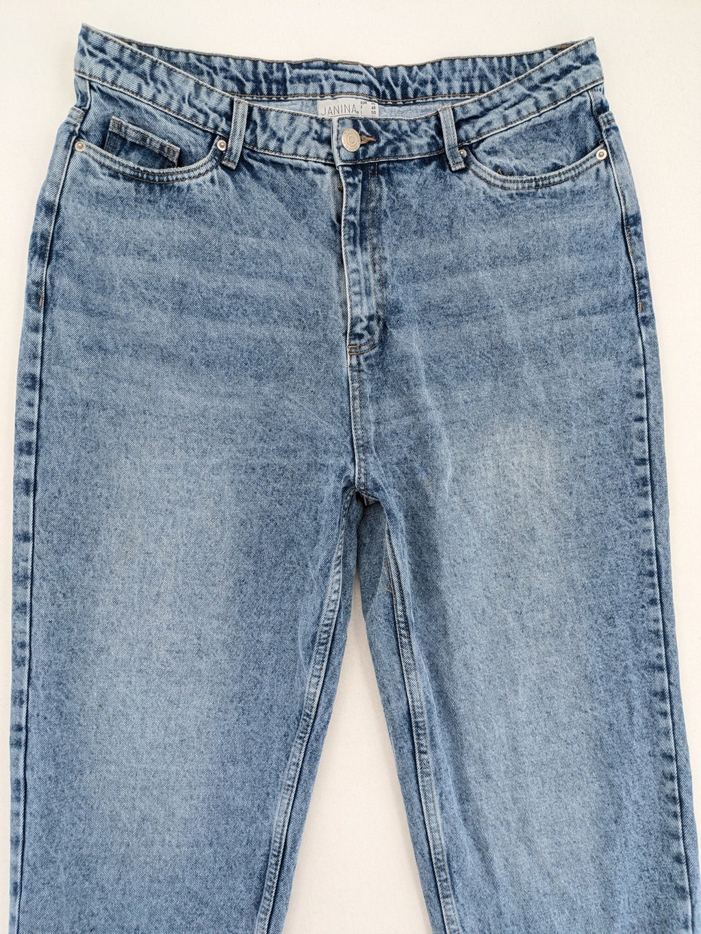 Janina blue mom jeans high-waist tapered leg with classic 5-pocket design.