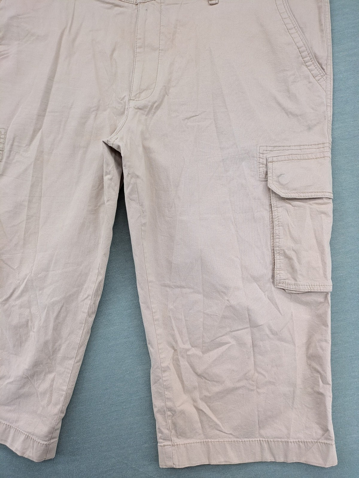 BRAX beige cargo shorts regular cut cotton with multiple pockets and classic design