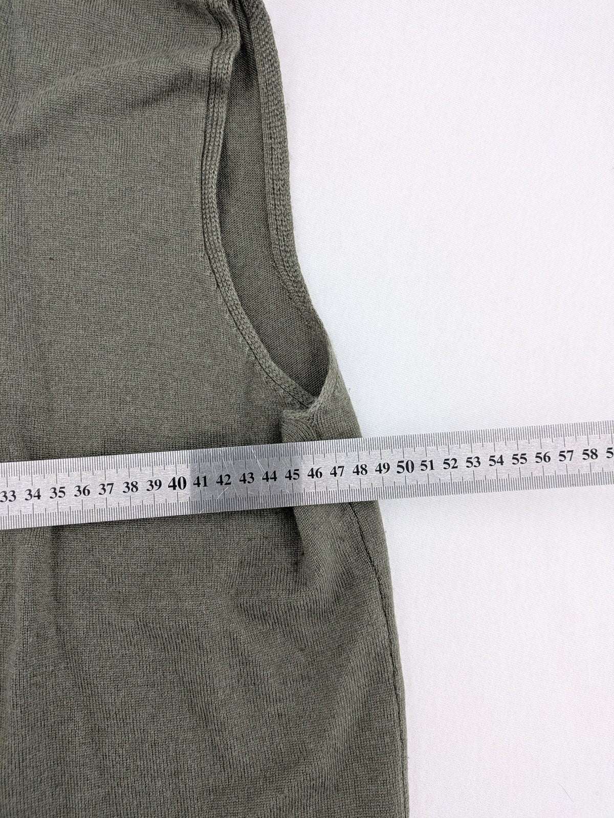 Circolo green vest with V-neck, button closure, made from merino wool and silk blend.