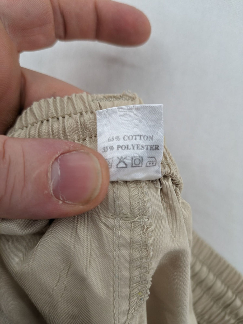 MAI Fashion beige cargo shorts with elastic waistband and spacious side pockets.