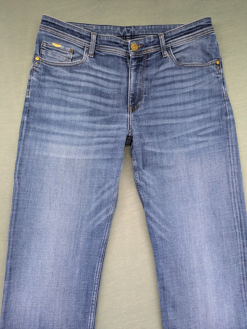 Cross Jeans blue straight fit denim jeans, classic five-pocket design, medium wash.