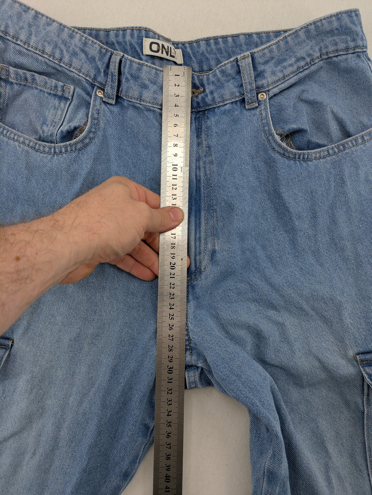 ONLY blue straight jeans with multiple pockets and zipper/button closure, made of 100% cotton.