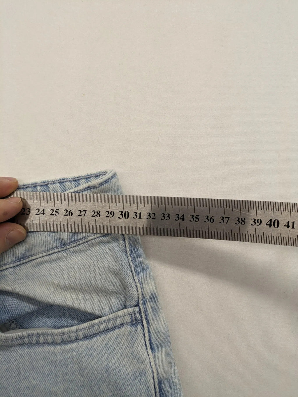 Hollister blue straight jeans ultra high-rise wide leg with frayed hem and classic five-pocket design.