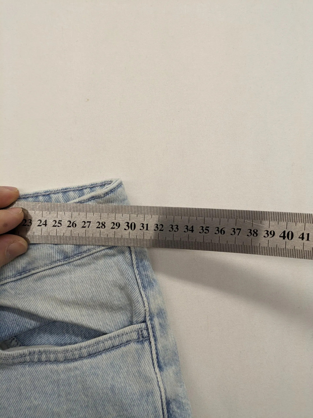 Hollister blue straight jeans ultra high-rise wide leg with frayed hem and classic five-pocket design.