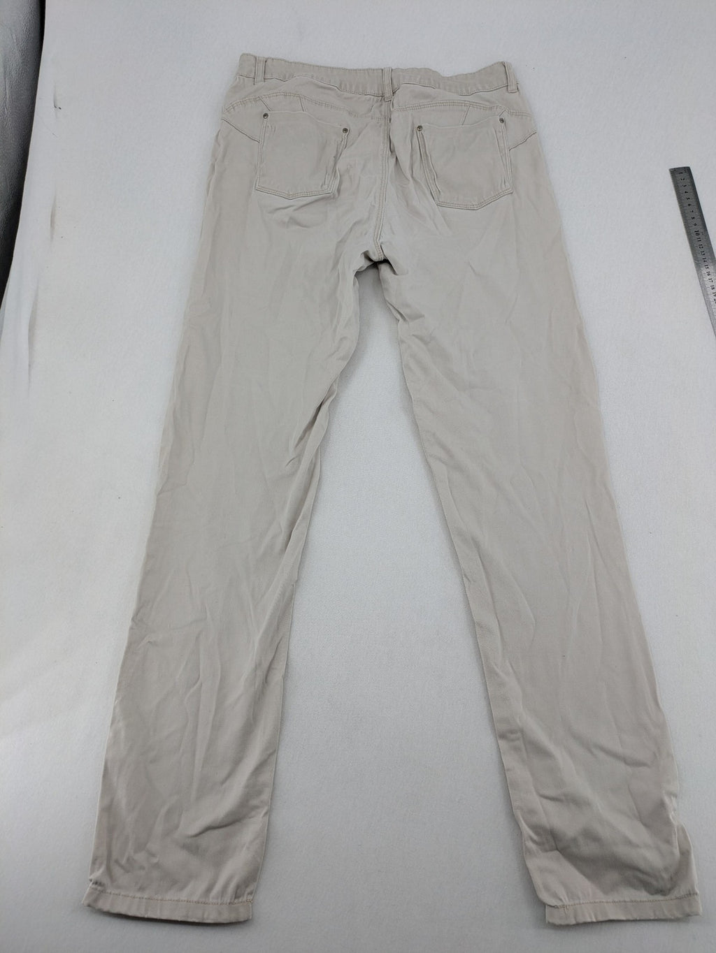 Flame beige chino pants with straight leg and classic button closure.
