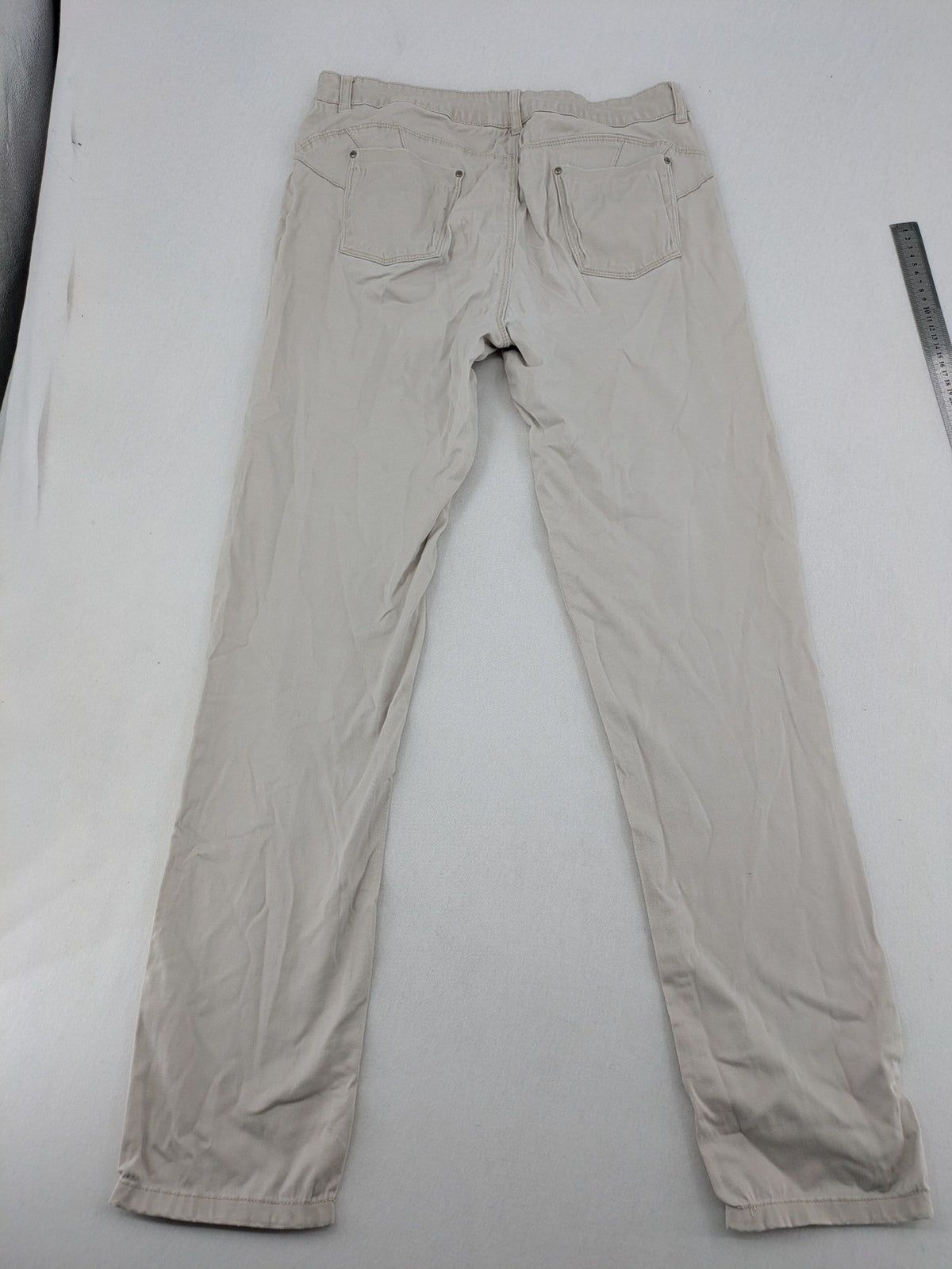 Flame beige chino pants with straight leg and classic button closure.