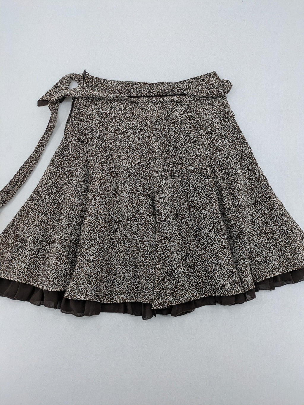 H&M women's A-line skirt beige brown leopard print ruffled hem and side tie detail.