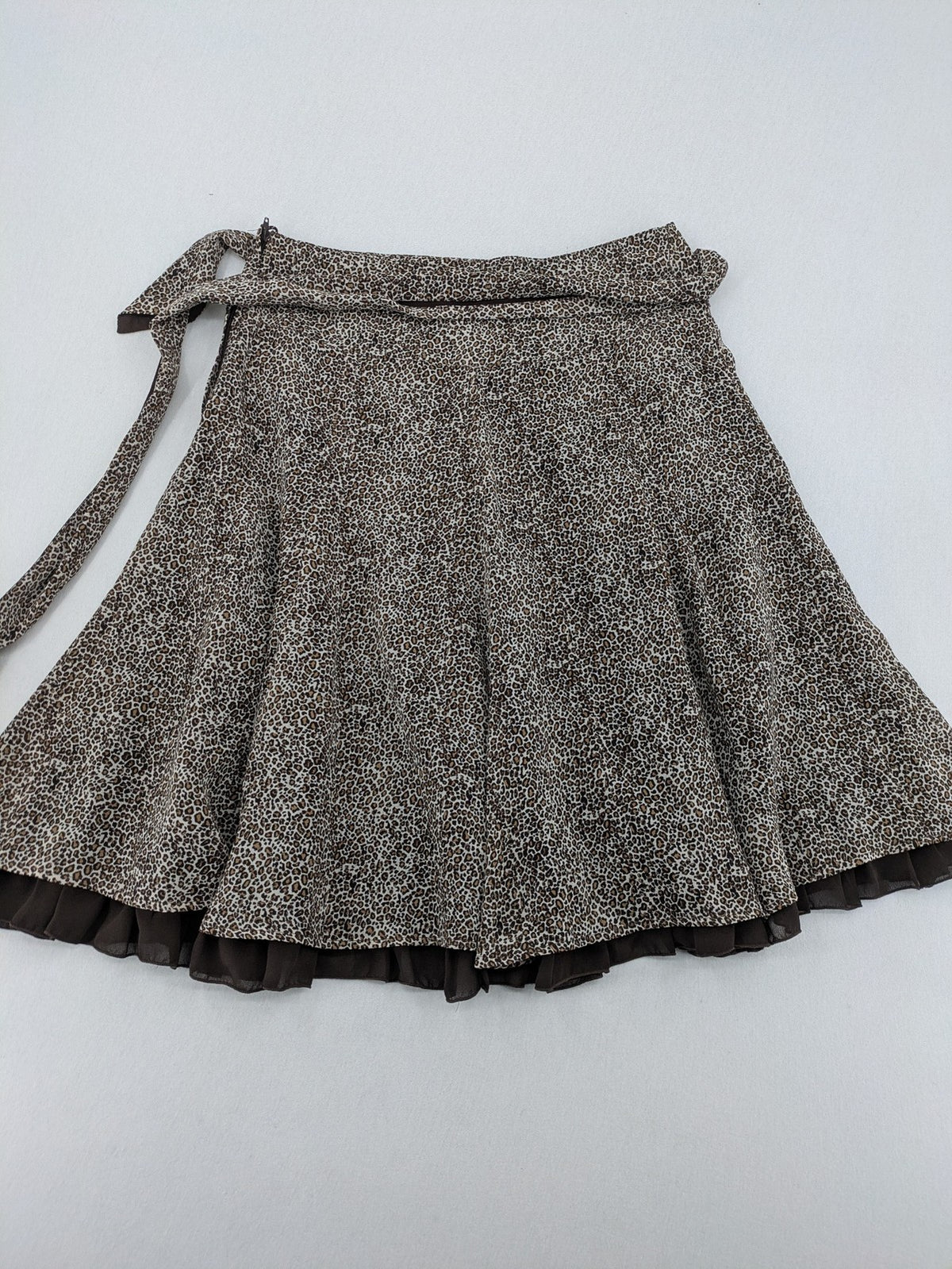 H&M women's A-line skirt beige brown leopard print ruffled hem and side tie detail.