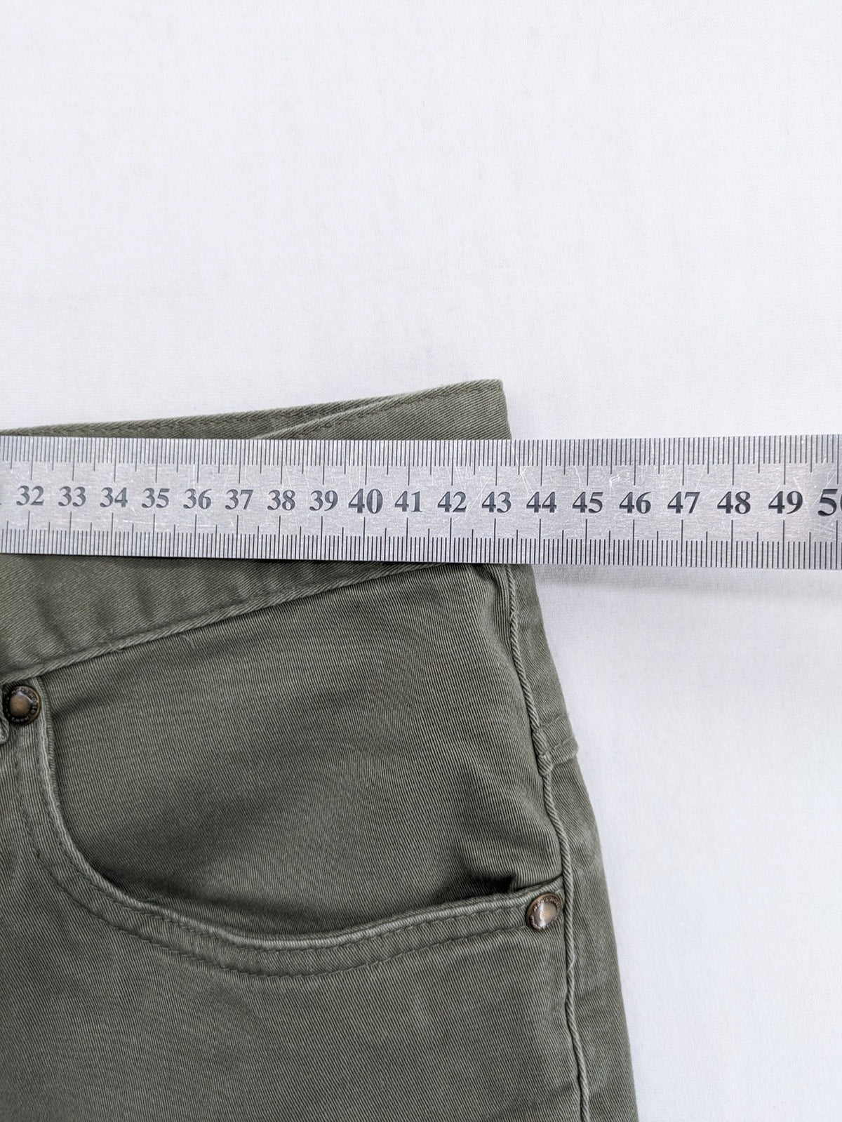 Man's World khaki chino pants with button and zipper closure, made from cotton-elastane blend.